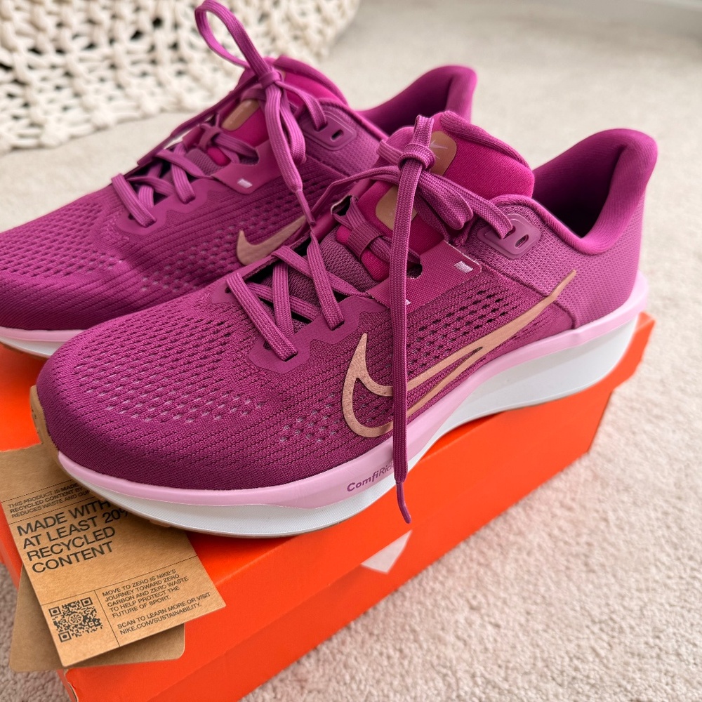 Women’s Fuscia Nike size 9 Comfort New in box